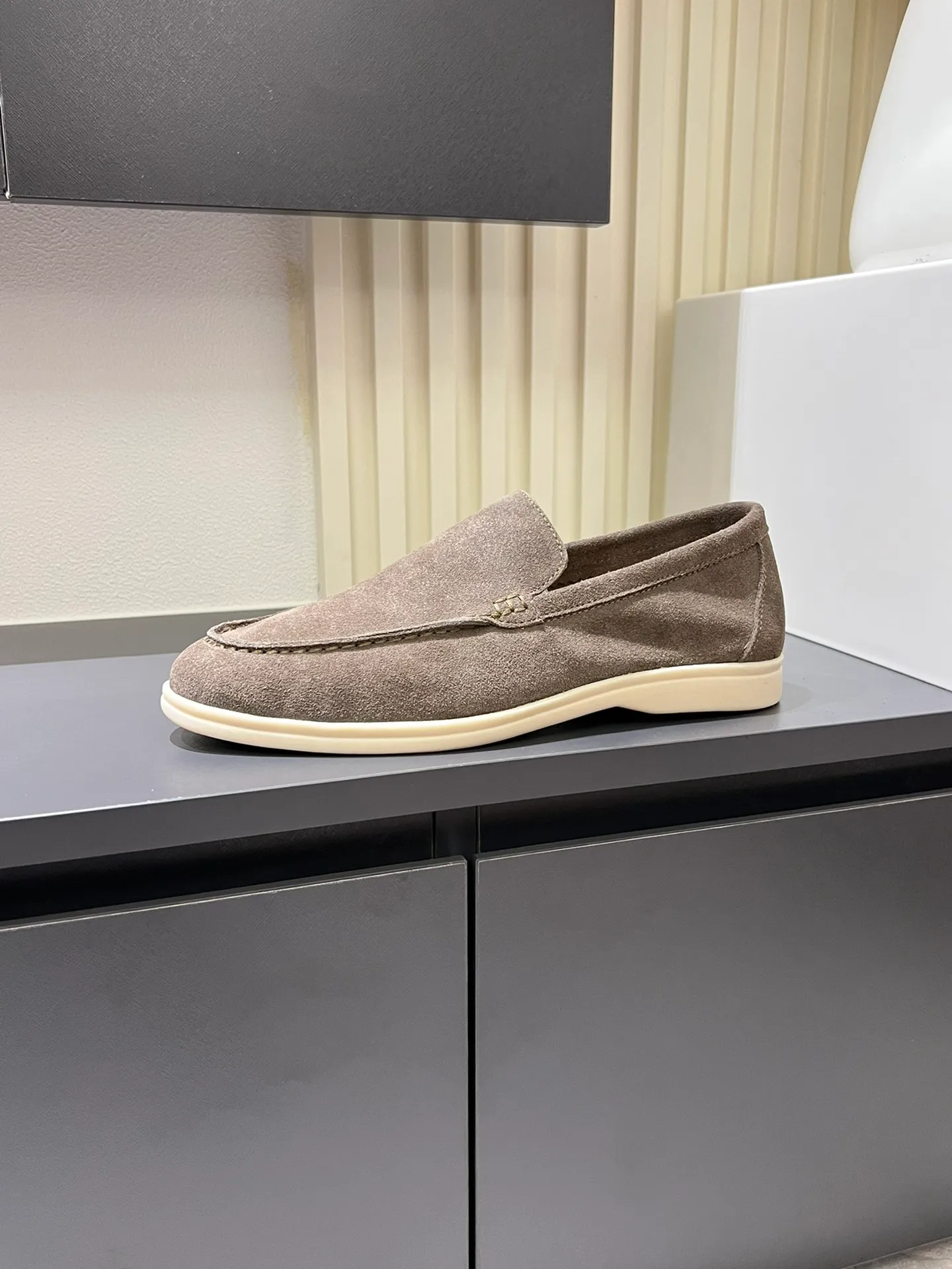 Men's shoes 💰p360 "Loro men's shoes 💰pian'*" Classic L men's shoes for couples 💰p Top version British flat loafers, a must-have item in old money style, the minimalist design is eye-catching and durable, a plus point for dressing The soft foot feel and texture are outstanding. They don’t scratch your feet and are very nice. They are matched with soft and waxy soles. They can be worn daily for a long time without getting tired. They are easy to wear, versatile and classic items, with perfect foot feel and texture! Imported cashmere fabric, the lining is made of imported A-grade water-dyed cow lining, the top version of the genuine leather midsole is sewn with pure handmade mark thread! Size: Female 35-40 (34. Customized) Male 38-44 (45.46. Customized)